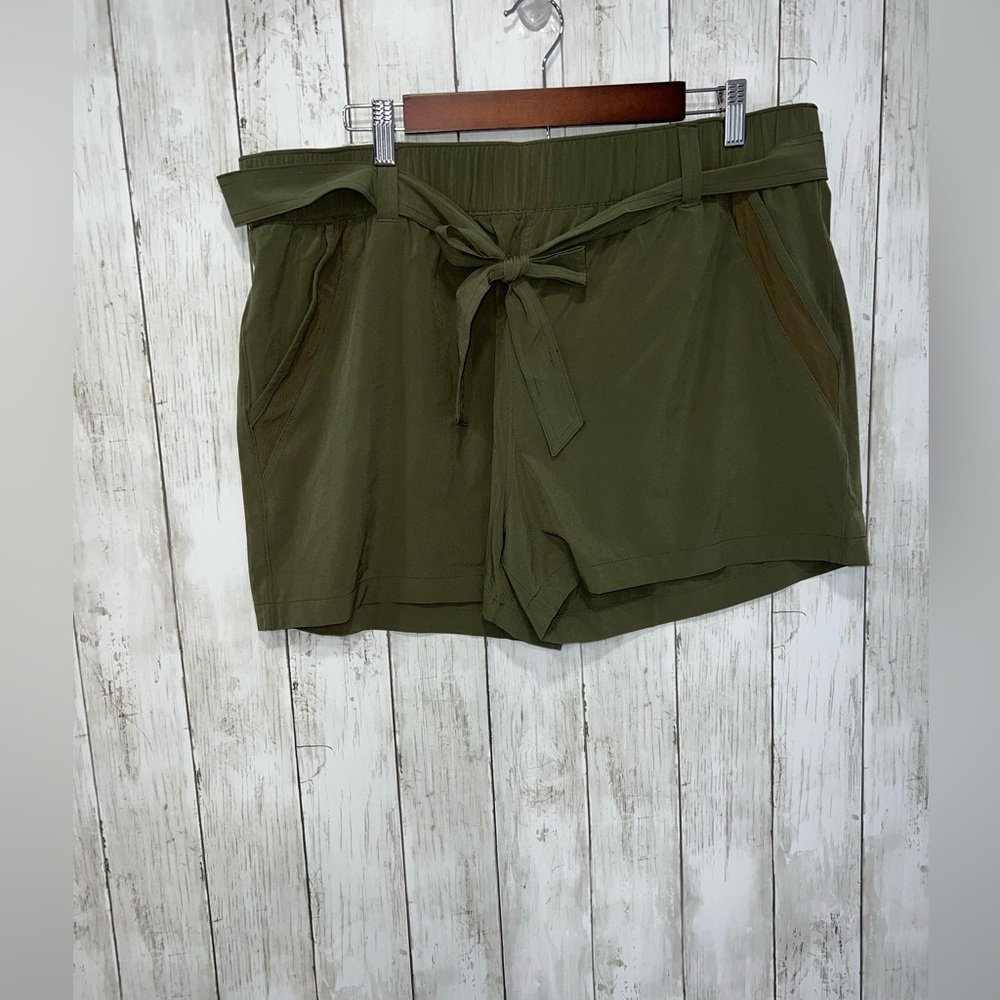 Eddie Bauer Departure High Rise Slightly Curvy Green Short Size XL Stretch
